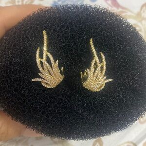 Beautiful crawler earrings. Brand new! Never worn!